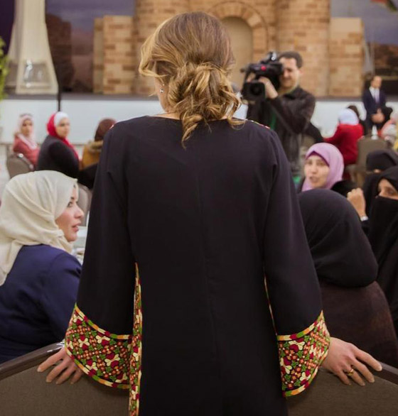 الثوب الأردني التقليدي على الملكة رانيا: التراث الأصيل في أبهى صوره صورة رقم 18