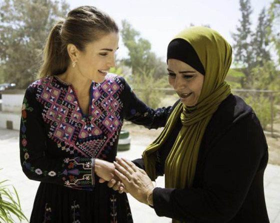 الثوب الأردني التقليدي على الملكة رانيا: التراث الأصيل في أبهى صوره صورة رقم 21