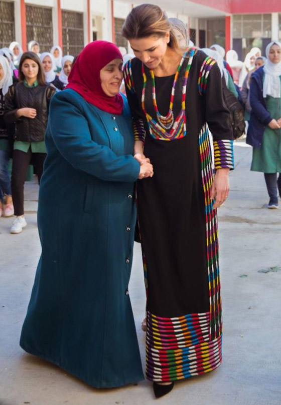 الثوب الأردني التقليدي على الملكة رانيا: التراث الأصيل في أبهى صوره صورة رقم 25