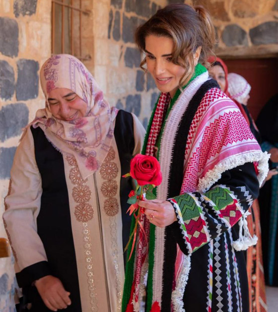 الثوب الأردني التقليدي على الملكة رانيا: التراث الأصيل في أبهى صوره صورة رقم 26