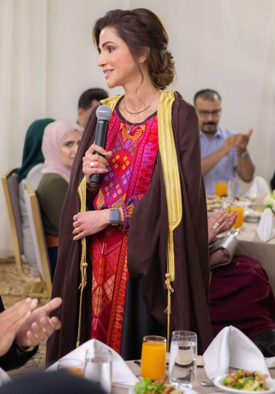 الثوب الأردني التقليدي على الملكة رانيا: التراث الأصيل في أبهى صوره صورة رقم 6
