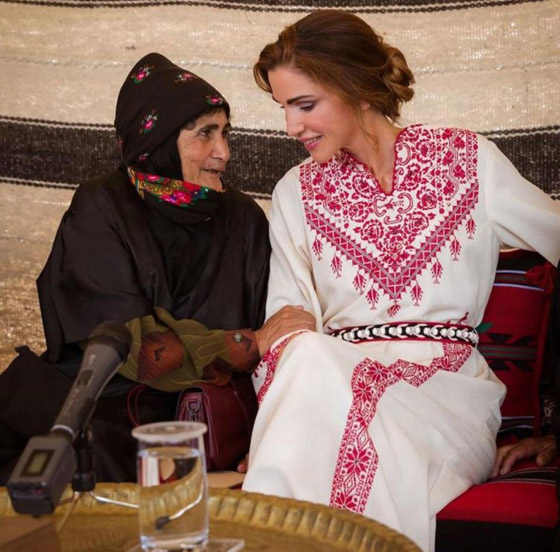 الثوب الأردني التقليدي على الملكة رانيا: التراث الأصيل في أبهى صوره صورة رقم 29