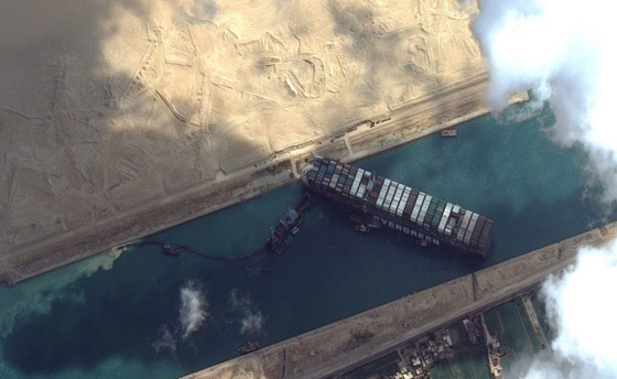 فيديو وصور: نجاح تعويم وتحريك السفينة الجانحة العالقة في قناة السويس صورة رقم 4 فيديو وصور: نجاح تعويم وتحريك السفينة الجانحة العالقة في قناة السويس صورة رقم 4