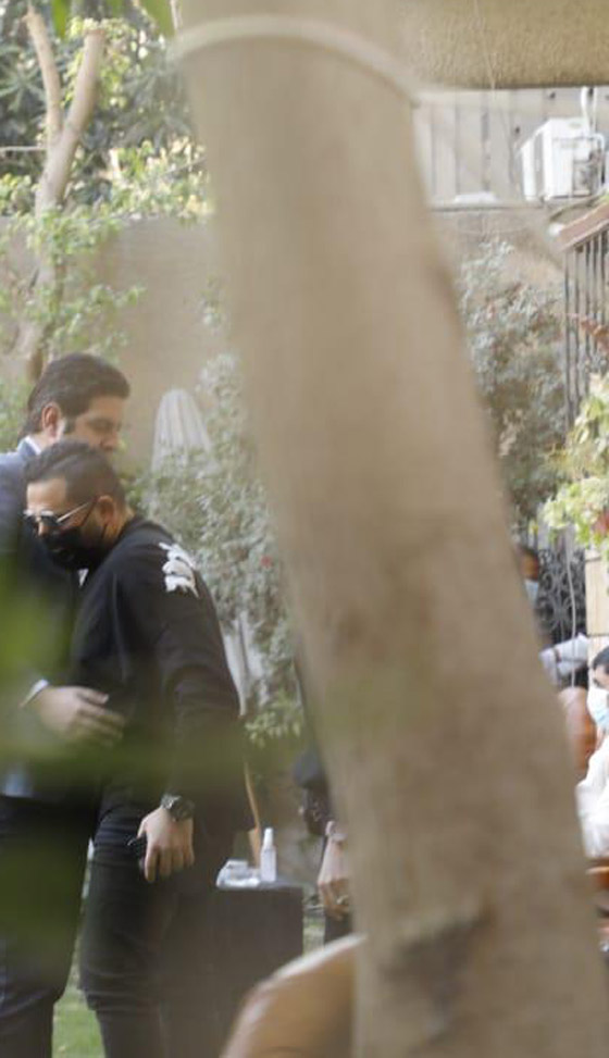فيديو وصور: جومانا مراد تتلقى العزاء من زملائها الفنانين بوفاة طفلتها دينا  صورة رقم 3