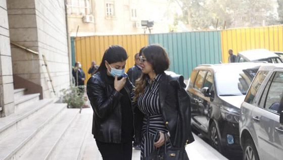 فيديو وصور: جومانا مراد تتلقى العزاء من زملائها الفنانين بوفاة طفلتها دينا  صورة رقم 2