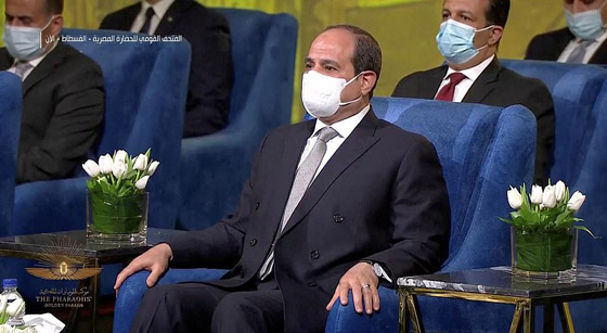 الرحلة الذهبية: مشهد تاريخي لنقل المومياوات المصرية الملكية بموكب مهيب صورة رقم 3