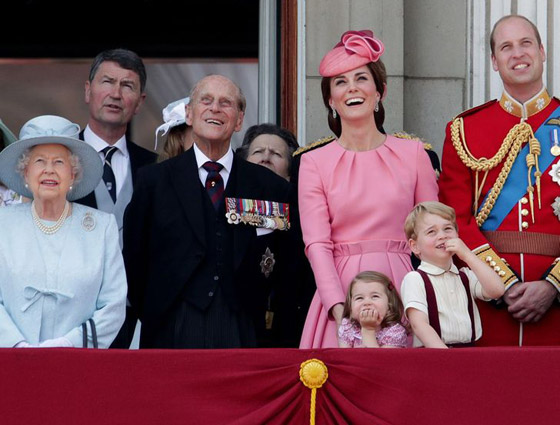 قواعد وقوانين غريبة يلتزم بها أفراد العائلة المالكة منذ ولادتهم! صورة رقم 7