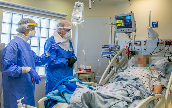 ممرضة برازيلية تبتكر يدا مزيفة تمد مرضى كورونا المعزولين بالدفء! صورة رقم 5