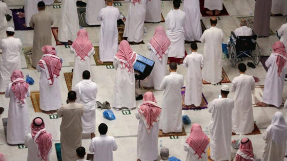 بالصور.. محصنون ضد كورونا يؤدون مناسك العمرة صورة رقم 4