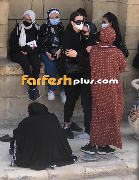 صور أحمد خالد صالح يحمل نعش والدته التي توفيت بكورونا، ويتلقى عزاء النجوم صورة رقم 6 صور أحمد خالد صالح يحمل نعش والدته التي توفيت بكورونا، ويتلقى عزاء النجوم صورة رقم 6