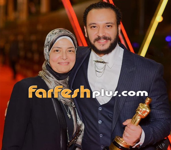 صور أحمد خالد صالح يحمل نعش والدته التي توفيت بكورونا، ويتلقى عزاء النجوم صورة رقم 2 صور أحمد خالد صالح يحمل نعش والدته التي توفيت بكورونا، ويتلقى عزاء النجوم صورة رقم 2