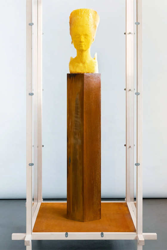 فنان يستخدم 60 ألف نحلة لصنع منحوتة ساحرة للملكة المصرية نفرتيتي صورة رقم 7