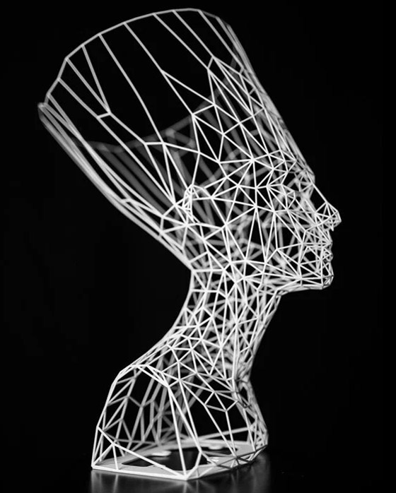 فنان يستخدم 60 ألف نحلة لصنع منحوتة ساحرة للملكة المصرية نفرتيتي صورة رقم 9