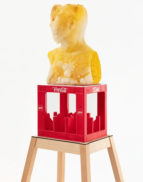 فنان يستخدم 60 ألف نحلة لصنع منحوتة ساحرة للملكة المصرية نفرتيتي صورة رقم 14