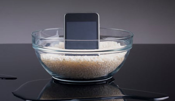 ماذا تفعل إذا تعرّض هاتفك للبلل؟ لا تضعه بالأرز واتبع هذه الخطوات الـ9 صورة رقم 7