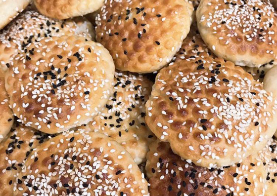 إليكم طريقة تحضير خبز رمضان بالسمسم وحبة البركة الشهي صورة رقم 5 إليكم طريقة تحضير خبز رمضان بالسمسم وحبة البركة الشهي صورة رقم 5