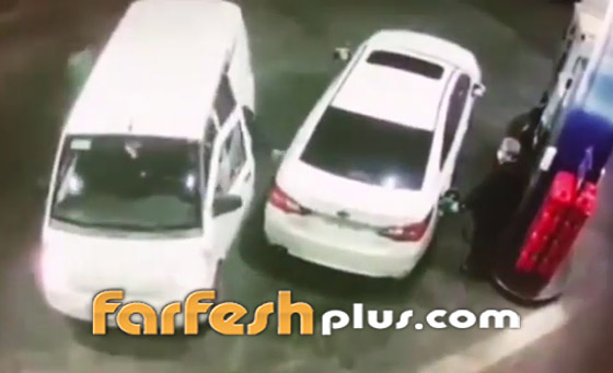 عجوز شجاع يواجه لصوصا بطريقة مثيرة.. جعلهم يلوذون بالفرار! فيديو صورة رقم 1 عجوز شجاع يواجه لصوصا بطريقة مثيرة.. جعلهم يلوذون بالفرار! فيديو صورة رقم 1