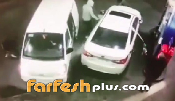 عجوز شجاع يواجه لصوصا بطريقة مثيرة.. جعلهم يلوذون بالفرار! فيديو صورة رقم 4 عجوز شجاع يواجه لصوصا بطريقة مثيرة.. جعلهم يلوذون بالفرار! فيديو صورة رقم 4