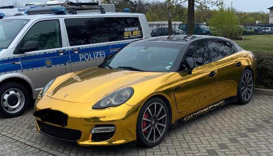 مالك سيارة بورش ممنوع من السير بها بالشارع.. اعتُبر لونها يشكل خطرا! صورة رقم 2 مالك سيارة بورش ممنوع من السير بها بالشارع.. اعتُبر لونها يشكل خطرا! صورة رقم 2