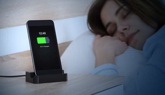 هل من الآمن ترك الهاتف المحمول متصلا بالشاحن طوال الليل؟ صورة رقم 1