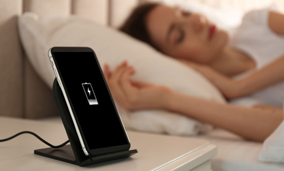 هل من الآمن ترك الهاتف المحمول متصلا بالشاحن طوال الليل؟ صورة رقم 4