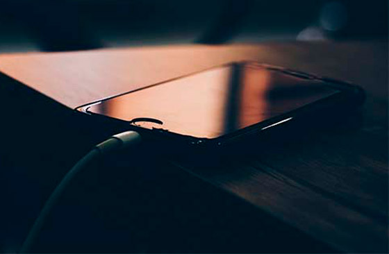 هل من الآمن ترك الهاتف المحمول متصلا بالشاحن طوال الليل؟ صورة رقم 5