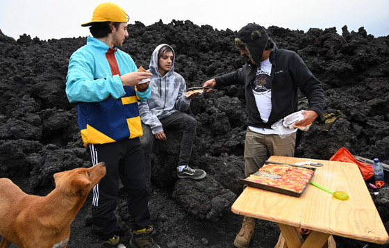 فيديو غريب.. خبز بيتزا على فوهة بركان ثائر في غواتيمالا! صورة رقم 2