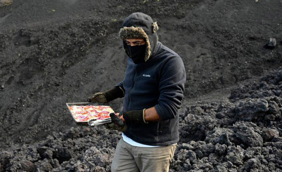 فيديو غريب.. خبز بيتزا على فوهة بركان ثائر في غواتيمالا! صورة رقم 6