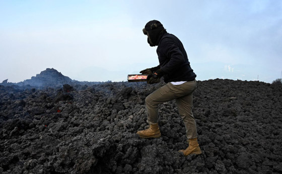 فيديو غريب.. خبز بيتزا على فوهة بركان ثائر في غواتيمالا! صورة رقم 11