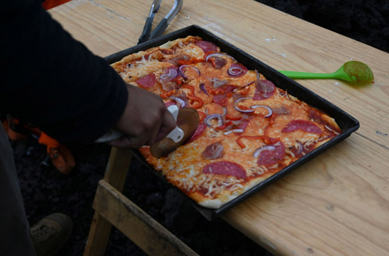 فيديو غريب.. خبز بيتزا على فوهة بركان ثائر في غواتيمالا! صورة رقم 12