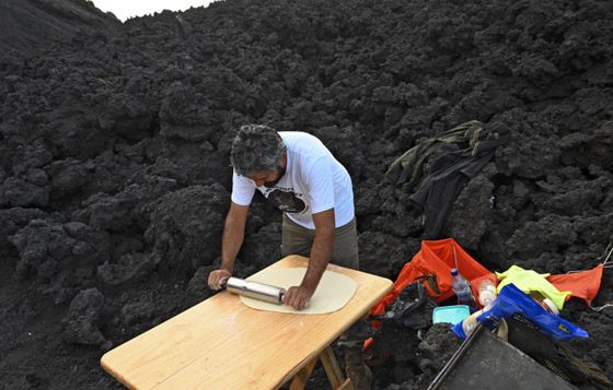 فيديو غريب.. خبز بيتزا على فوهة بركان ثائر في غواتيمالا! صورة رقم 13