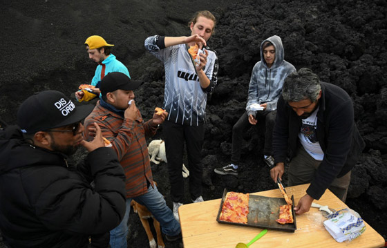 فيديو غريب.. خبز بيتزا على فوهة بركان ثائر في غواتيمالا! صورة رقم 14