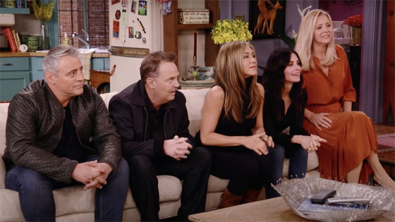 نجوم مسلسل (Friends) يلتقون مجددا بعد 17 عاما.. هل تغيّروا كثيرا؟ صورة رقم 3 نجوم مسلسل (Friends) يلتقون مجددا بعد 17 عاما.. هل تغيّروا كثيرا؟ صورة رقم 3