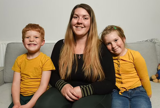 صداقة رائعة مؤثرة بين طفل كفيف وكلب مخلص يعوض الطفل عن فقدان حاسة البصر صورة رقم 14