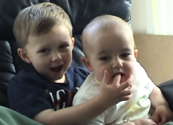 فيديو (تشارلي عض إصبعي) يُباع بـ761 ألف دولار! يوتيوب سيحذفه قريبا صورة رقم 1