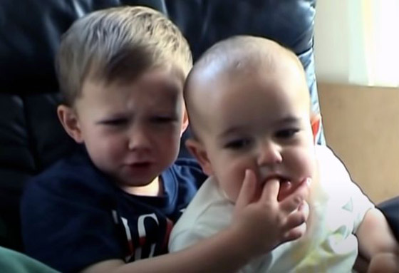 فيديو (تشارلي عض إصبعي) يُباع بـ761 ألف دولار! يوتيوب سيحذفه قريبا صورة رقم 3