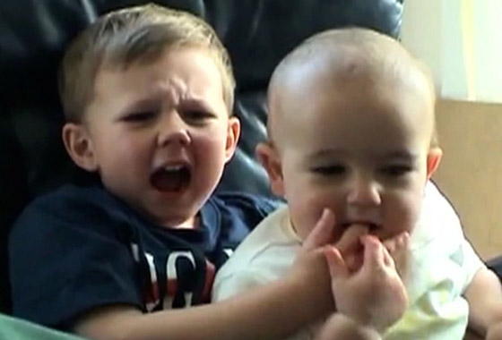 فيديو (تشارلي عض إصبعي) يُباع بـ761 ألف دولار! يوتيوب سيحذفه قريبا صورة رقم 2