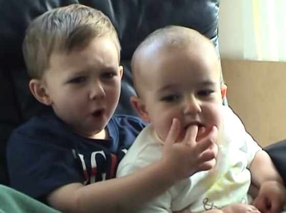 فيديو (تشارلي عض إصبعي) يُباع بـ761 ألف دولار! يوتيوب سيحذفه قريبا صورة رقم 4