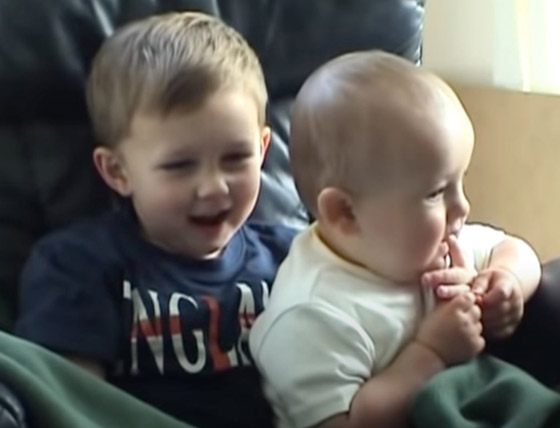 فيديو (تشارلي عض إصبعي) يُباع بـ761 ألف دولار! يوتيوب سيحذفه قريبا صورة رقم 5