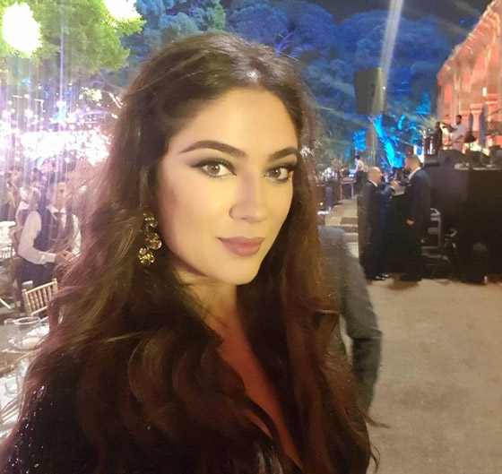 هل تستطيعون معرفة هوية هذه الطفلة ؟.. أصبحت ملكة جمال وممثلة ومقدمة برامج شهيرة صورة رقم 2