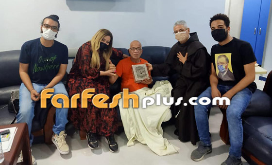 صور: الأب بطرس دانيال يزور الفنان شريف الدسوقي بعد بتر ساقه، ويهديه مصحفا صورة رقم 4 صور: الأب بطرس دانيال يزور الفنان شريف الدسوقي بعد بتر ساقه، ويهديه مصحفا صورة رقم 4