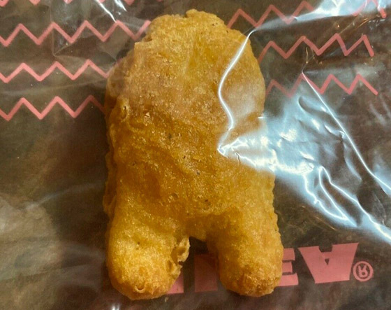 ماكدونالدز تبيع قطعة دجاج بـ100 ألف دولار بشكل لاعب Among Us صورة رقم 1