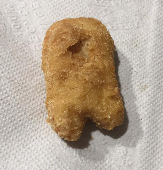 ماكدونالدز تبيع قطعة دجاج بـ100 ألف دولار بشكل لاعب Among Us صورة رقم 6