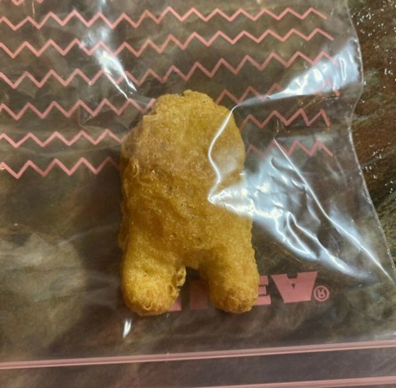 ماكدونالدز تبيع قطعة دجاج بـ100 ألف دولار بشكل لاعب Among Us صورة رقم 5