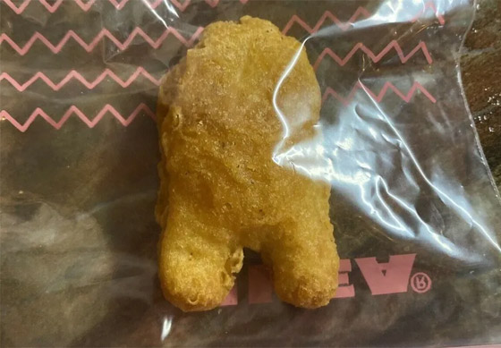 ماكدونالدز تبيع قطعة دجاج بـ100 ألف دولار بشكل لاعب Among Us صورة رقم 7