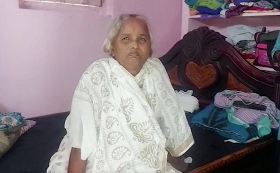 أغرب من الخيال: رجل هندى يدفن جثة زوجته ويقيم لها جنازة ليفاجأ بعودتها للمنزل! صورة رقم 2