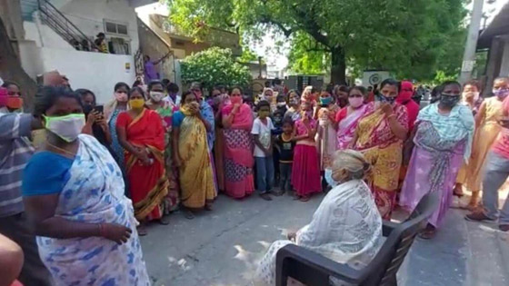 أغرب من الخيال: رجل هندى يدفن جثة زوجته ويقيم لها جنازة ليفاجأ بعودتها للمنزل! صورة رقم 4