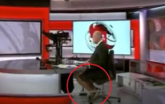 الكاميرا فضحته.. مذيع BBC يقدم نشرة الأخبار بـ الكاميرا فضحته.. مذيع BBC يقدم نشرة الأخبار بـ