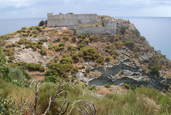 صور: إيطاليا تخطط لإعادة إحياء جزيرة استُخدمت سابقا كسجن للمجرمين صورة رقم 10