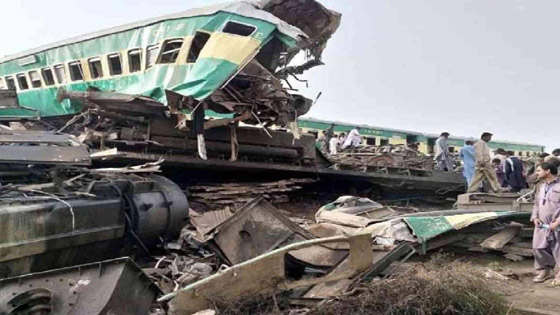 بالفيديو والصور.. عشرات القتلى في حادث تصادم قطارين بباكستان صورة رقم 4 بالفيديو والصور.. عشرات القتلى في حادث تصادم قطارين بباكستان صورة رقم 4